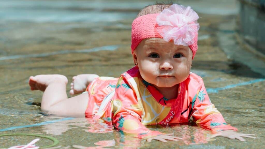 Baby-aan-het-zwemmen-zomer