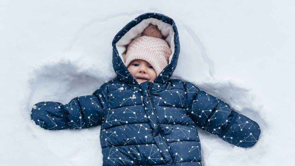 Baby-in-sneeuw-spelen