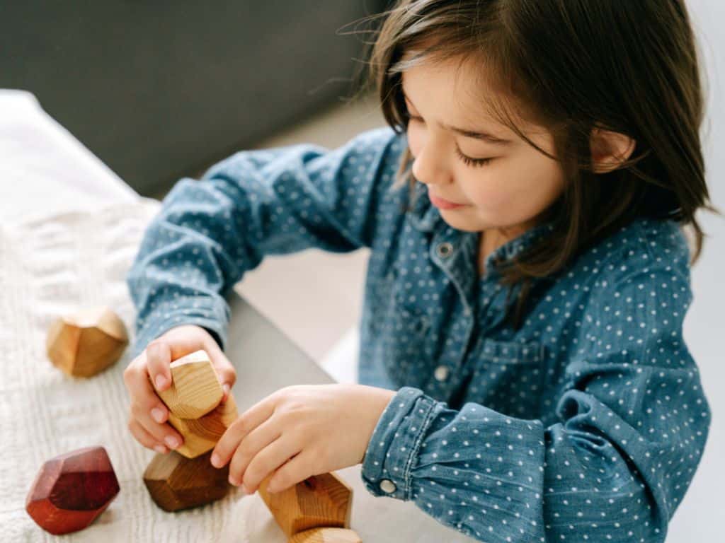 spelen-houten-blokken-kleuter