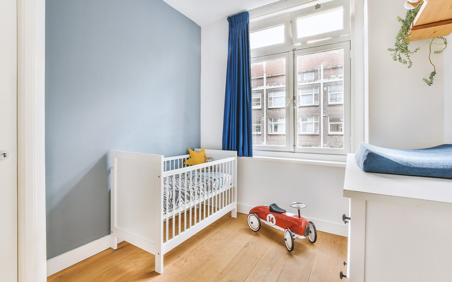 Minimalistische kleine babykamer