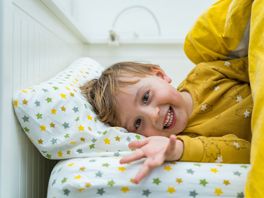 Kind ligt in ideaal kinderbedje